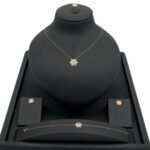 طقم ذهب ناعم عيار 18 وزن 3.46 جم تصميم حصري يبهر الجميع