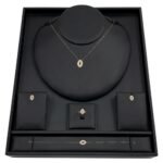 طقم ذهب كامل عيار 18 وزن 3.03 جم بتصميم أنيق يبرز جمالك الطبيعي