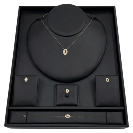 طقم ذهب كامل عيار 18 وزن 3.03 جم بتصميم أنيق يبرز جمالك الطبيعي