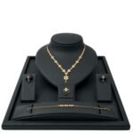 طقم ذهب عيار 21 وزن 11.99 جم الأكثر رواجًا هذا الموسم بتصميم دوائر متشابكة بلمسة أنثوية لإطلالة ملكية