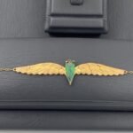 ⁦طقم ذهب جناح الصقر عيار 21 وزن 8.95 جرام بفص أخضر زمردي لامع أنيق⁩ - الصورة ⁦2⁩