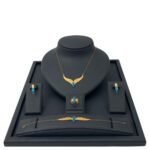 طقم ذهب جناح الصقر عيار 21 وزن 8.95 جرام بفص تركواز لامع بتصميم أنيق لا مثيل له