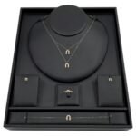 طقم ذهب حدوة الحظ دورين عيار 18 الوزن 3.44 جم لإطلالة أنيقة وجذابة