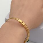 ⁦طقم اسوارة و خاتم ذهب عيار 21 وزن 14.87 جم مزين بفصوص خضراء أنيقة⁩ - الصورة ⁦4⁩