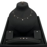 طقم ذهب ناعم عيار 18 وزن 2.99 جم يتوهج جمالاً ورقي