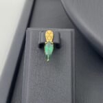 ⁦طقم ذهب جناح الصقر عيار 21 وزن 8.95 جرام بفص أخضر زمردي لامع أنيق⁩ - الصورة ⁦5⁩