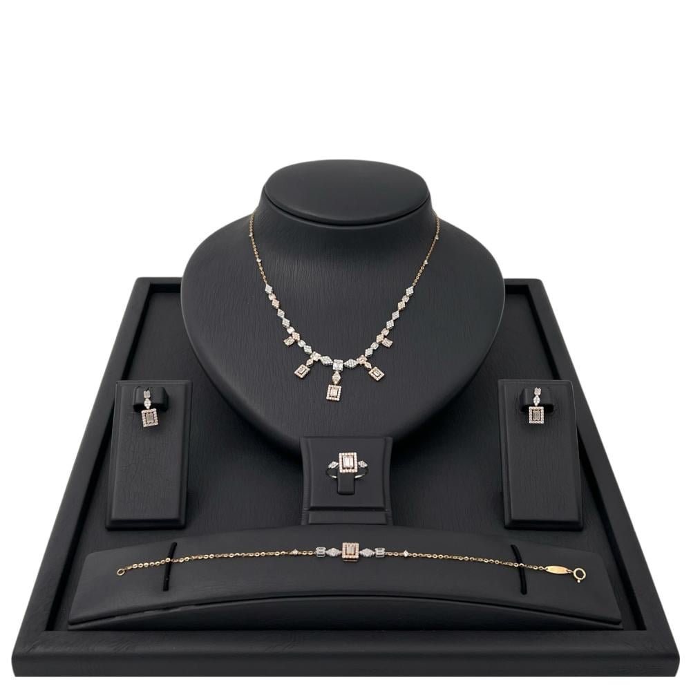 طقم ذهب عيار 18 الوزن 10.6 جرام طقم ذهب عيار 18 الوزن 10.6 جرام