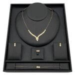 طقم ذهب ناعم عيار 18 وزن 9.37 جم يبرز أناقتك بأسلوب راقٍ