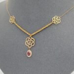 ⁦عقد ذهب الوردة عيار 21 وزن 1.71 جم بتعليقة حمراء أنيقة⁩ - الصورة ⁦3⁩