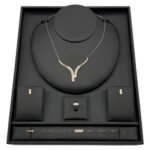 طقم ذهب عيار 18 وزن 7.2 جم تصميم متألق لإطلالة ساحرة وفاخرة