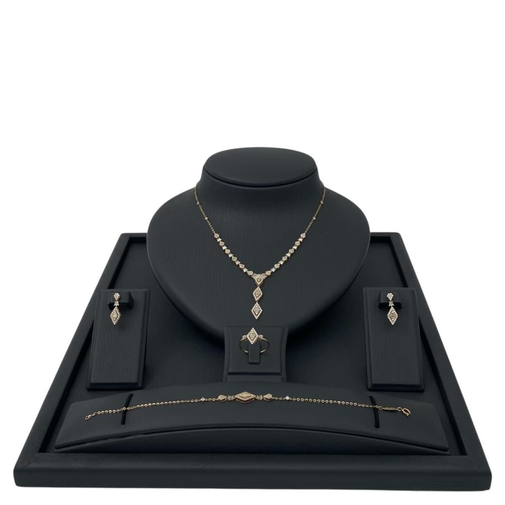 طقم ذهب عيار 18 الوزن 9.62 جرام طقم ذهب عيار 18 الوزن 9.62 جرام