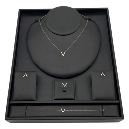 طقم ذهب عيار 18 وزن 2.04 جم تصميم إيطالى يسحر الأنظار بالأناقة