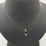 ⁦عقد حرف E ذهب عيار 18 الوزن 1.35 جرام⁩ - الصورة ⁦5⁩