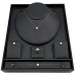 طقم ذهب زهرة عيار 18 وزن 3.11 جم لتتألقي بإطلالة تنطق بالأنوثة والتميز