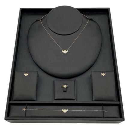 طقم ذهب عيار 18 وزن 2.70 جم تصميم ملكي بديع وراقي