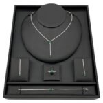 طقم ذهب ابيض بفص اخضر عيار 18 وزن 14.41 جم يعبّر عن أناقتك في كل مناسبة