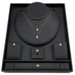 طقم ذهب ناعم عيار 18 وزن 2.91 جم تصميم ألماس روعة يليق بك