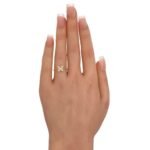 خاتم ذهب عيار 18 الوزن 0.78 جرام تصميم زهرة مرصع بفصوص