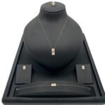 طقم ذهب عيار 18 وزن 3.25 جم لمسة أنثوية راقية