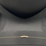 ⁦طقم ذهب عيار 18 وزن 2.17 جم لمسة فنية أنثوية تجمع بين البريق الفاخر والراحة في الارتداء⁩ - الصورة ⁦2⁩