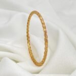 غوايش ذهب مبرومة عيار 21 تصميم أنثوي يزيّن يدك وزن 6.89 جرام ( مقاس 18 )