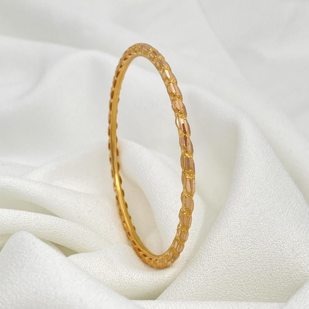 غوايش ذهب مبرومة عيار 21 تصميم أنثوي يزيّن يدك وزن 6.89 جرام ( مقاس 18 ) غوايش ذهب مبرومة عيار 21 تصميم أنثوي يزيّن يدك وزن 6.89 جرام ( مقاس 18 )