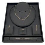 طقم ذهب عيار 18 وزن 6.66 جم تصميم فاخر يضفي لمسة أنثوية راقية