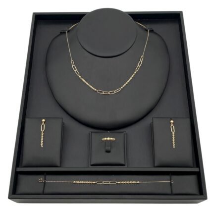 طقم ذهب عيار 18 وزن 6.66 جم تصميم فاخر يضفي لمسة أنثوية راقية