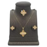 نصف طقم ذهب عيار 18 الوزن 9.69 جرام