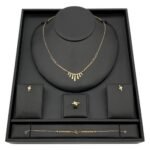 طقم ذهب مبروم عيار 18 وزن 6.9 جرام مع تعليقات أنيقة