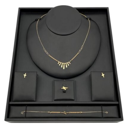 طقم ذهب مبروم عيار 18 وزن 6.9 جرام مع تعليقات أنيقة