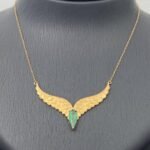 ⁦طقم ذهب جناح الصقر عيار 21 وزن 8.95 جرام بفص أخضر زمردي لامع أنيق⁩ - الصورة ⁦4⁩