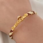 ⁦اسواره ذهب عيار 21 وزن 11.9 جرام بتصميم مزخرف ومينا ملون أنيق⁩ - الصورة ⁦3⁩