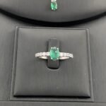 ⁦طقم ذهب ابيض بفص اخضر عيار 18 وزن 14.41 جم يعبّر عن أناقتك في كل مناسبة⁩ - الصورة ⁦3⁩