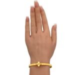 اسورة وردة ذهب صافي عيار 21 وزن 11.68 جم بتصميم مستوحي من روبرتو كوين