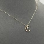 ⁦عقد ذهب عيار 18 الوزن 0.69 جرام سهل التنسيق مع أي ستايل⁩ - الصورة ⁦5⁩