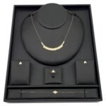 طقم ذهب شوميه عيار 18 وزن 7.1 جم يمنحك مظهرًا فاخرًا