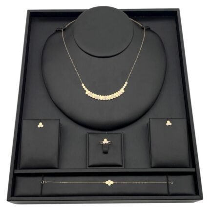 طقم ذهب شوميه عيار 18 وزن 7.1 جم يمنحك مظهرًا فاخرًا