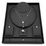 طقم ذهب عيار 18 وزن 7.34 جم تصميم عصري يعكس ذوقك الرفيع