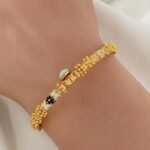 ⁦سوار فخم من الذهب بزخارف بارزة عيار 21 الوزن 11.90 جرام⁩ - الصورة ⁦3⁩