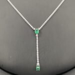 ⁦طقم ذهب ابيض بفص اخضر عيار 18 وزن 14.41 جم يعبّر عن أناقتك في كل مناسبة⁩ - الصورة ⁦4⁩