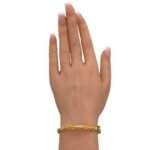 سوار فخم من الذهب بزخارف بارزة عيار 21 الوزن 11.90 جرام