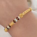 ⁦اسواره ذهب هندي عيار 21 وزن 11.9 جم تصميم فخم وعصري بتفاصيل آسرة⁩ - الصورة ⁦2⁩