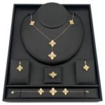 طقم ذهب عيار 18 وزن 22.1 جم مستوحى من تصميم روبرتو كوين