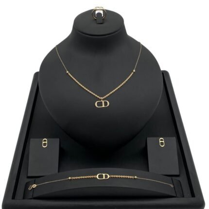 طقم ذهب فخم عيار 18 وزن 4.85 جم لا يقاوم لإطلالة ساحرة