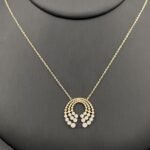 ⁦طقم ذهب عيار 18 وزن 8.95 جم تصميم هلالي مزين بفصوص بيضاء⁩ - الصورة ⁦5⁩