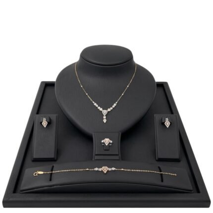 طقم ذهب عيار 18 الوزن 7.98 جرام