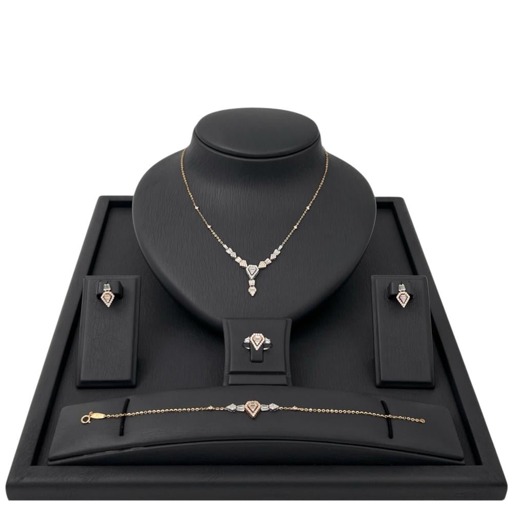 طقم ذهب عيار 18 الوزن 7.98 جرام طقم ذهب عيار 18 الوزن 7.98 جرام