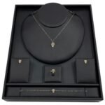 طقم ذهب نمر عيار 18 وزن 2.93 جم يضيء إطلالتك ويبهر الحضور