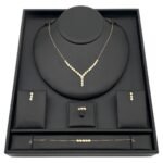 طقم ذهب ناعم عيار 18 وزن 8.15 جم ببريق يخطف القلب